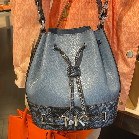 MICHAEL KORS
Reed Md Pebbled Leather Belted Bucket Messenger Satchel Crossbody - Picture 15 of 16